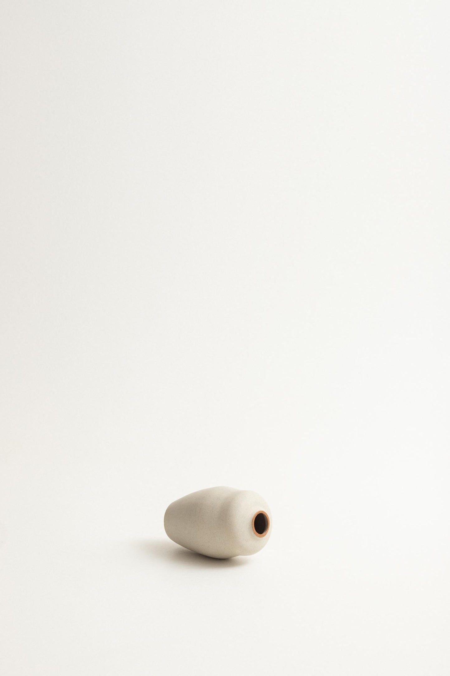 Narrow curvy vase - Fog / toasted