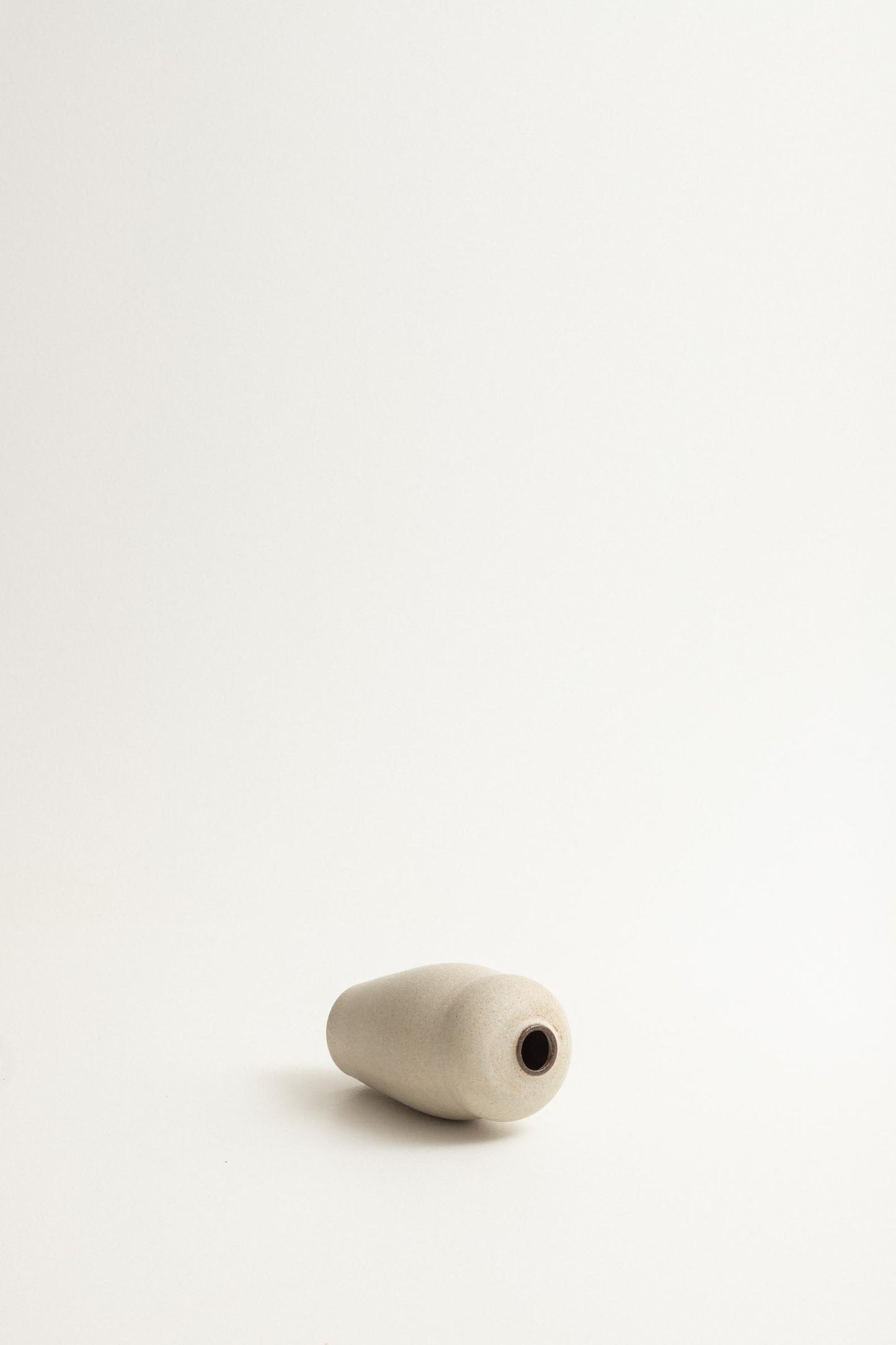 Narrow curvy vase - Fog / dark brown