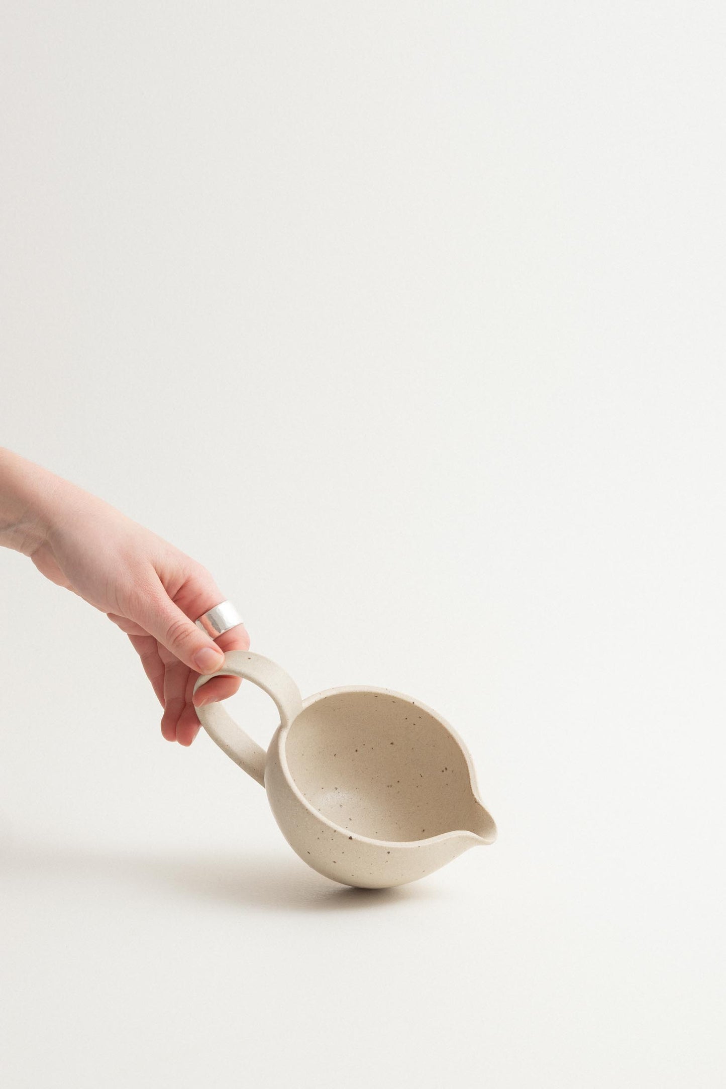 Spouted bowl with handle - Creamy beige