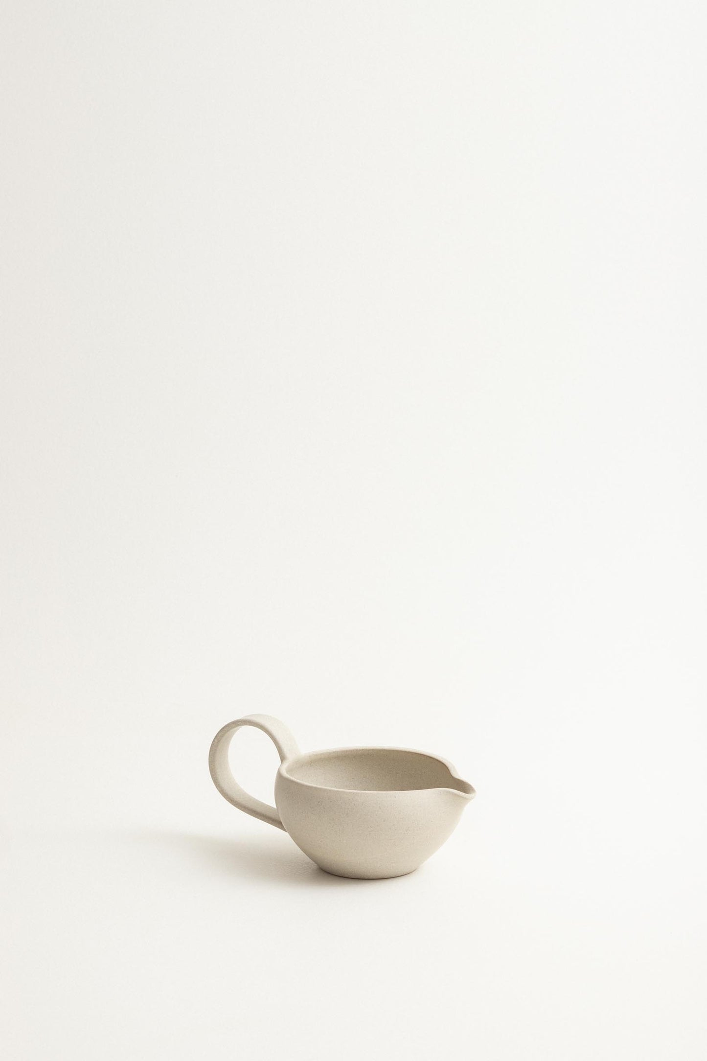 Spouted bowl with handle - Fog