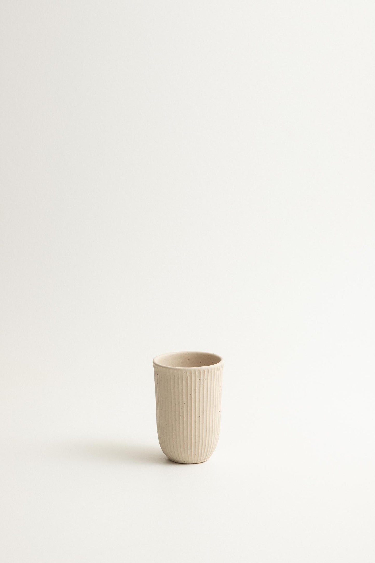 Fluted cup - Creamy beige