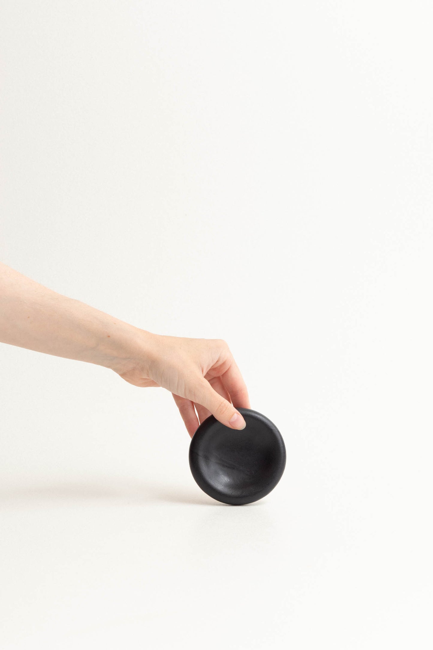 Curved mini bowl - Matte black